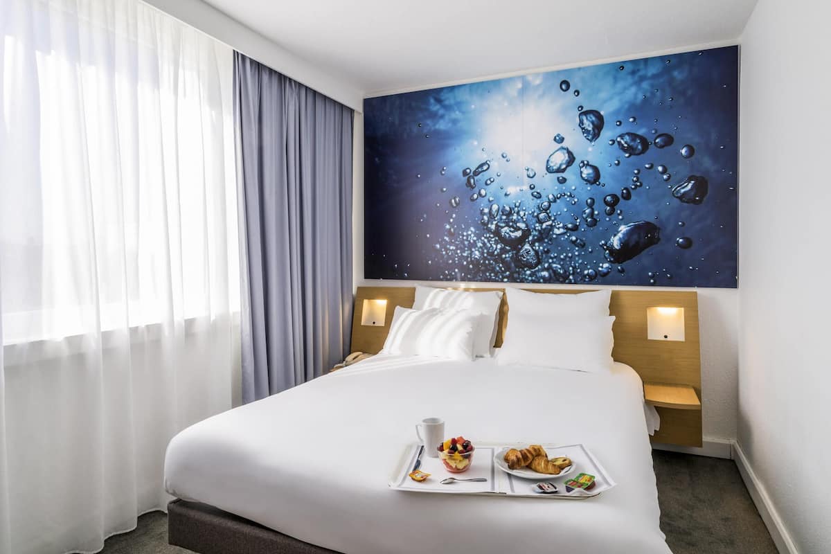 Klassieke kamer, meerdere bedden | Een kluis op de kamer, een bureau, een laptopwerkplek