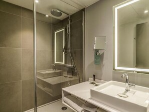 In-room safe, desk, laptop workspace, blackout curtains - Novotel Paris Créteil Le Lac (Creteil)