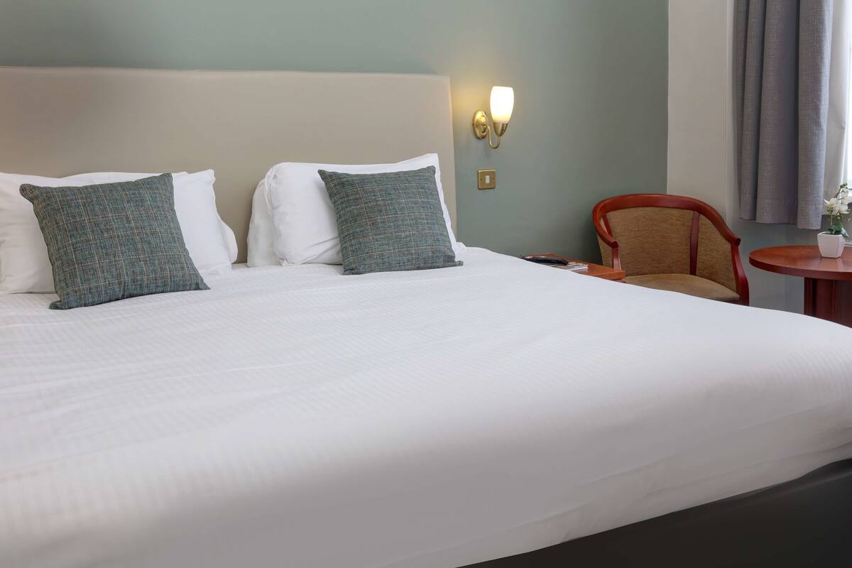Standard Room, 1 Double Bed, Non Smoking | In-room safe, WiFi (free), bed sheets