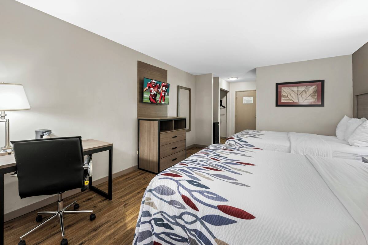Kamar Superior, 2 Tempat Tidur Queen (Smoke Free) | Meja kerja, ruang kerja ramah laptop, dan setrika/meja setrika