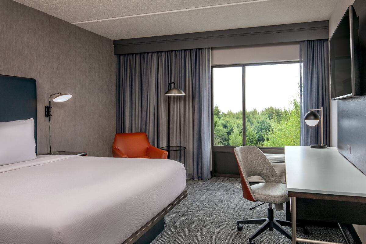 Premium bedding, in-room safe, desk, laptop workspace