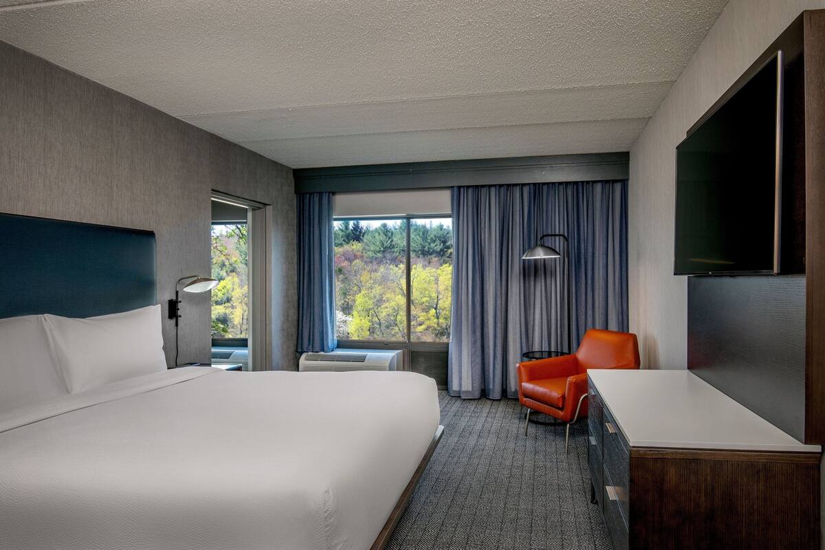 premium bedding, in-room safe, desk, laptop workspace