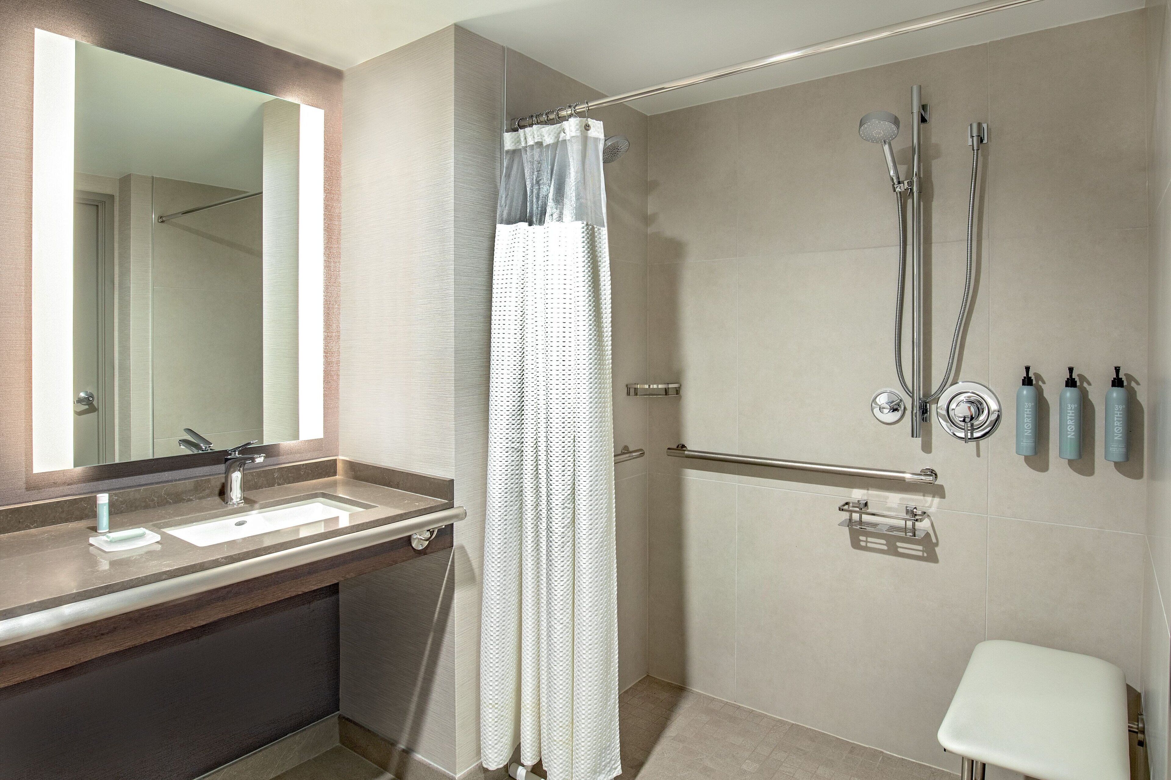 Ein modernes Badezimmer mit Dusche, Waschbecken und Toilette.