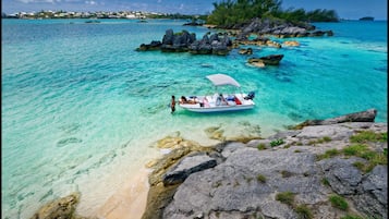 Een privéstrand, strandlakens, snorkelen, zeilen