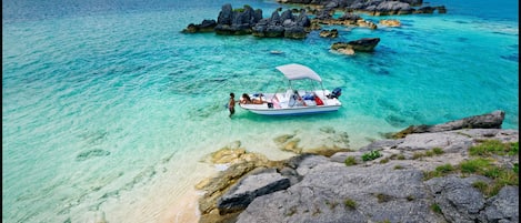 Een privéstrand, strandlakens, snorkelen, zeilen