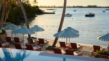 Piscine couverte, piscine extérieure, chaises longues