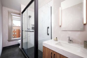 Kombinert dusj/badekar, designertoalettartikler, hårføner og håndklær