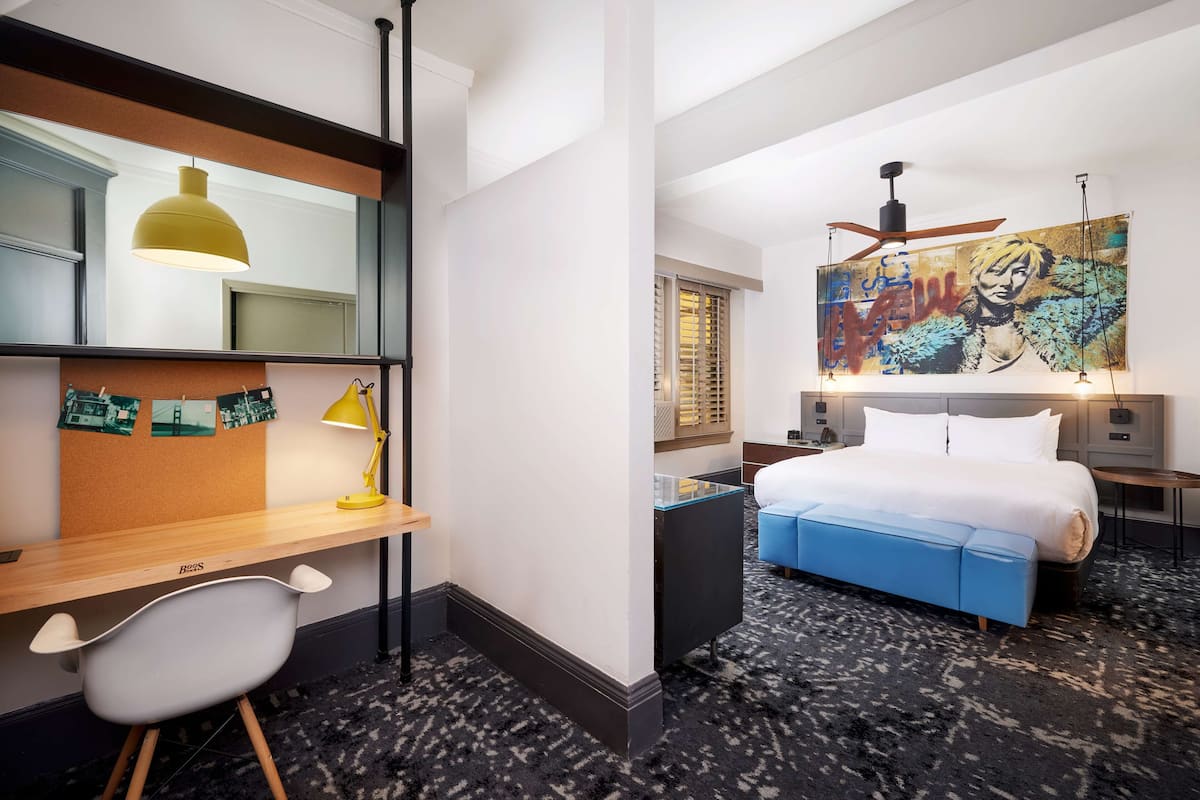 Kamar Deluks, 1 Tempat Tidur King | Seprai premium, selimut bulu angsa, bantalan ekstra lembut, dan brankas