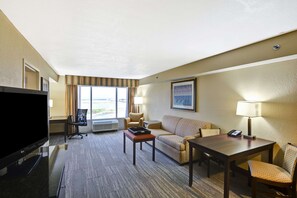 Suite ejecutiva, 1 cama de matrimonio grande, balcón, vistas a la bahía | Escritorio, espacio para trabajar con un portátil, cortinas opacas