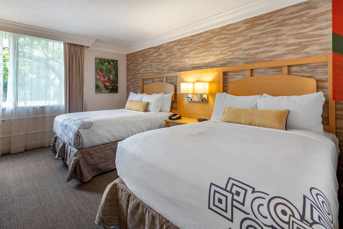 Premium bedding, in-room safe, desk, laptop workspace
