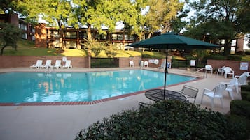Piscine extérieure, parasols, chaises longues