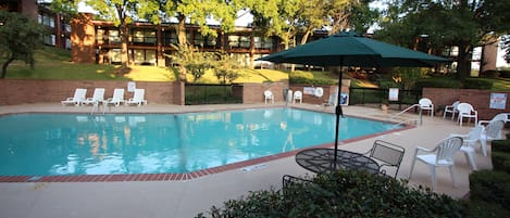 Outdoor pool, pool umbrellas, sun loungers