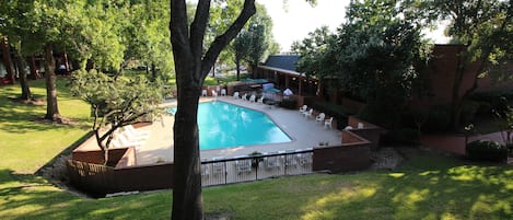 Piscine extérieure, parasols de plage, chaises longues