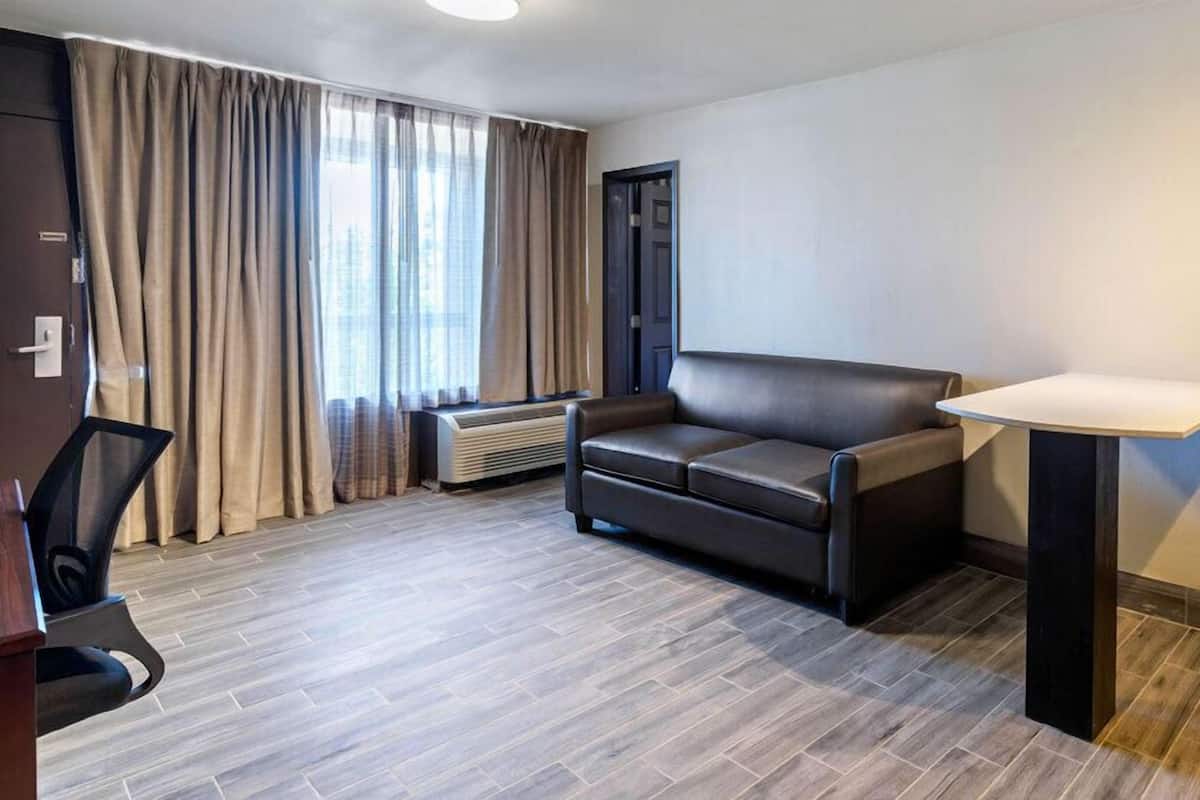 Ropa de cama de alta calidad y caja de seguridad en la habitación