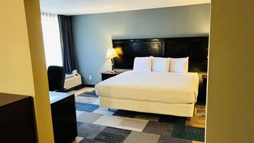 Suite, 1 Tempat Tidur King dengan tempat tidur Sofa, Bebas Asap Rokok | Seprai premium, brankas, meja kerja, dan tirai kedap cahaya