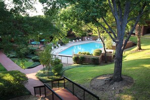 Outdoor pool, pool umbrellas, sun loungers - Magnuson Grand Hotel & Conference Center Tyler (Tyler)