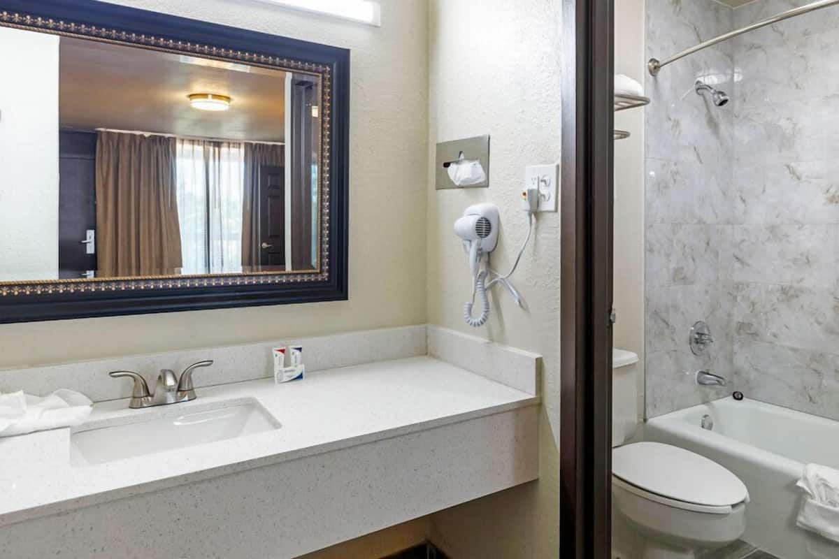 Tina con regadera, amenidades de baño gratuitas, secadora de cabello