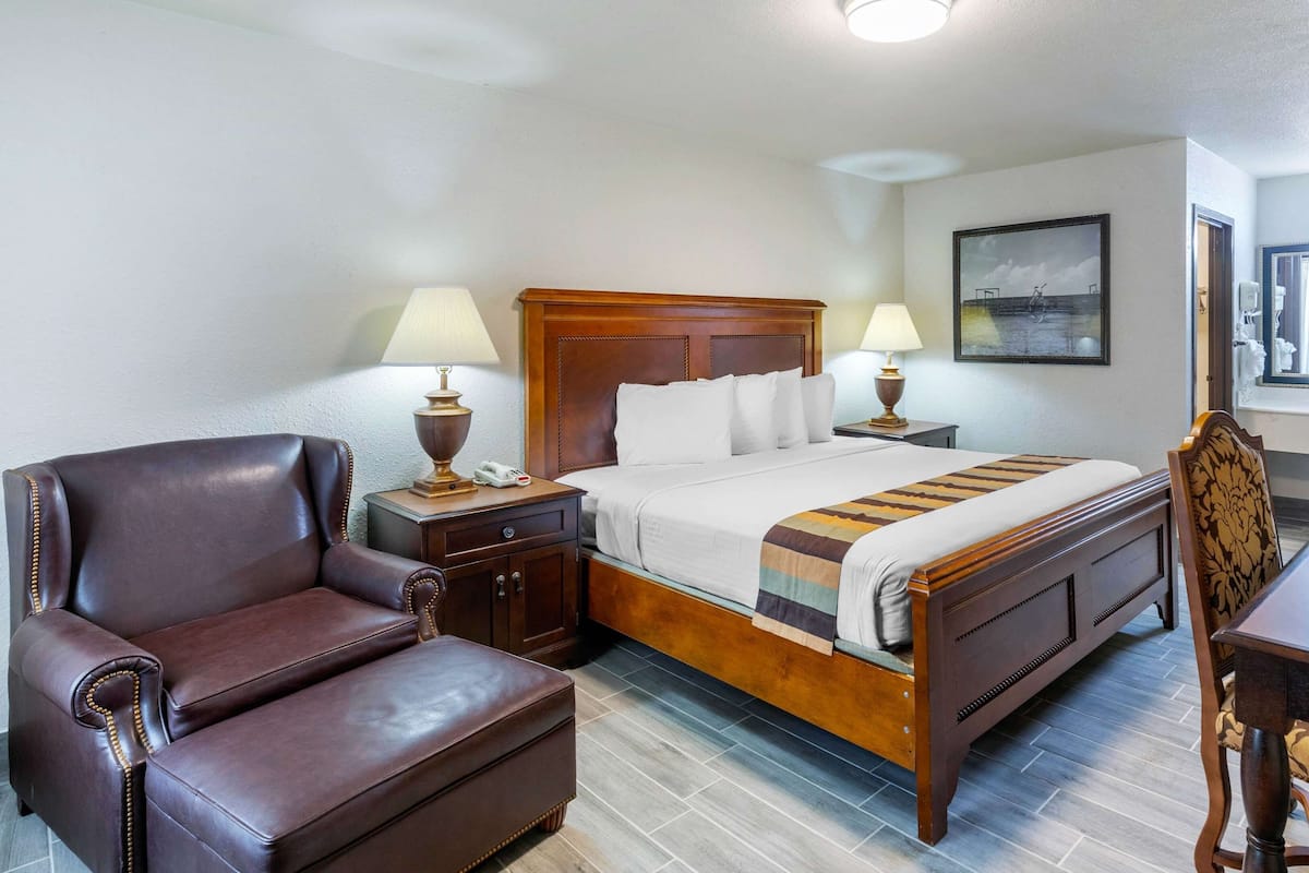 1 bedroom, premium bedding, in-room safe, desk