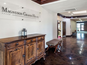 Lobby - Magnuson Grand Hotel & Conference Center Tyler (Tyler)