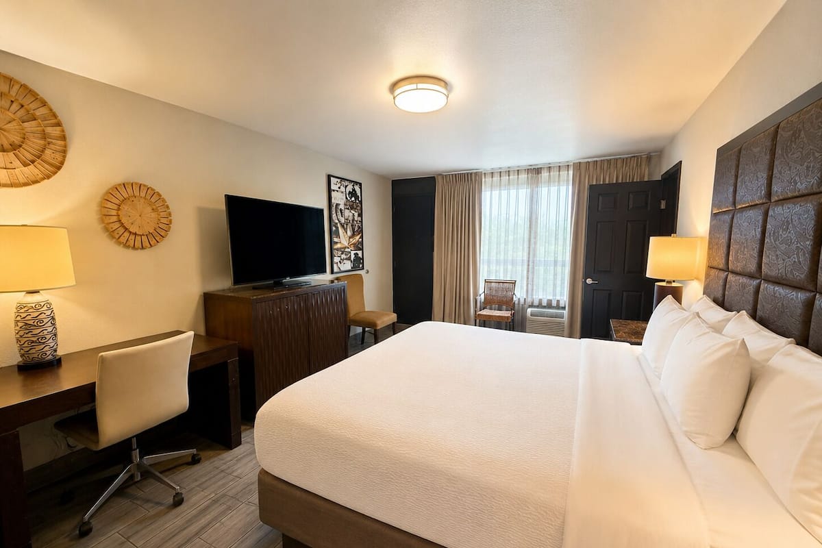 Premium bedding, in-room safe, desk, blackout drapes