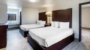 高档床上用品、客房内保险箱、办公桌、遮光窗帘