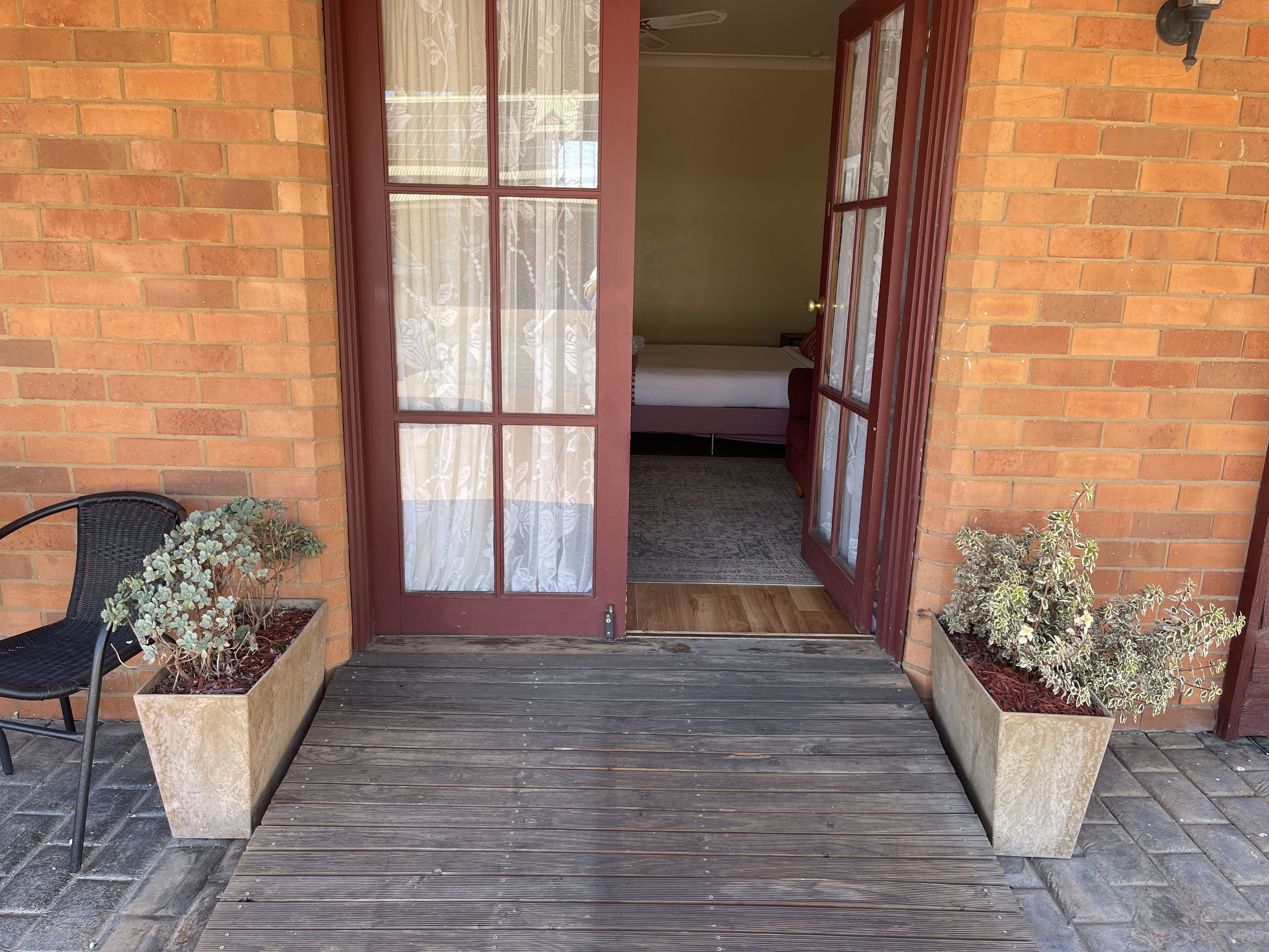 Queen, Accessible Room | Iron/ironing board, free WiFi, bed sheets