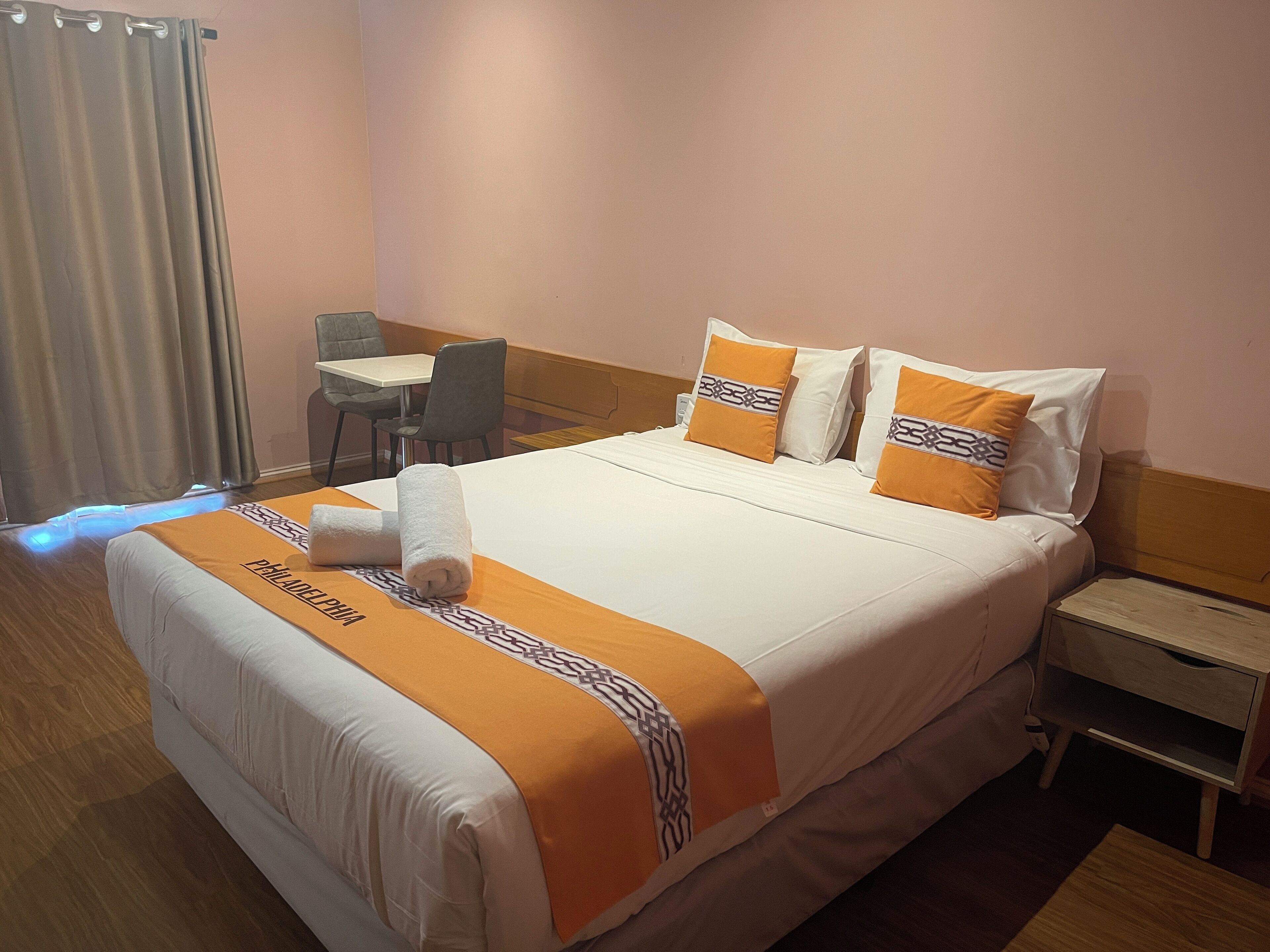 Habitación estándar, 1 cama Queen size, se aceptan mascotas | Tabla de planchar con plancha, wifi gratis y ropa de cama 