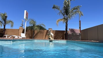 Una piscina al aire libre de temporada