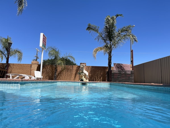 Una piscina al aire libre de temporada