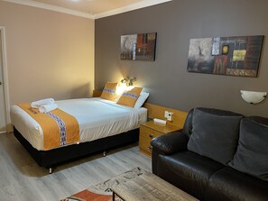 Habitación estándar, 1 habitación, no fumadores, bañera de hidromasaje (Spa Room) | Tabla de planchar con plancha, wifi gratis, ropa de cama