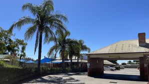 A paved walkway leading to a building with a sign indicating a maximum height of 2.2 meters. - Philadelphia Motor Inn Echuca (Echuca)