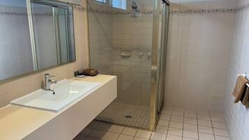 Dusche, kostenlose Toilettenartikel, Haartrockner, Handtücher