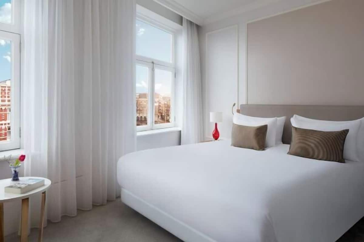 Premium bedding, pillow-top beds, minibar, in-room safe