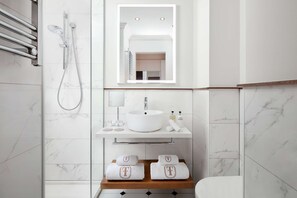 Shower, rainfall showerhead, eco-friendly toiletries, hair dryer - Tivoli Doelen Amsterdam Hotel (Amsterdam)