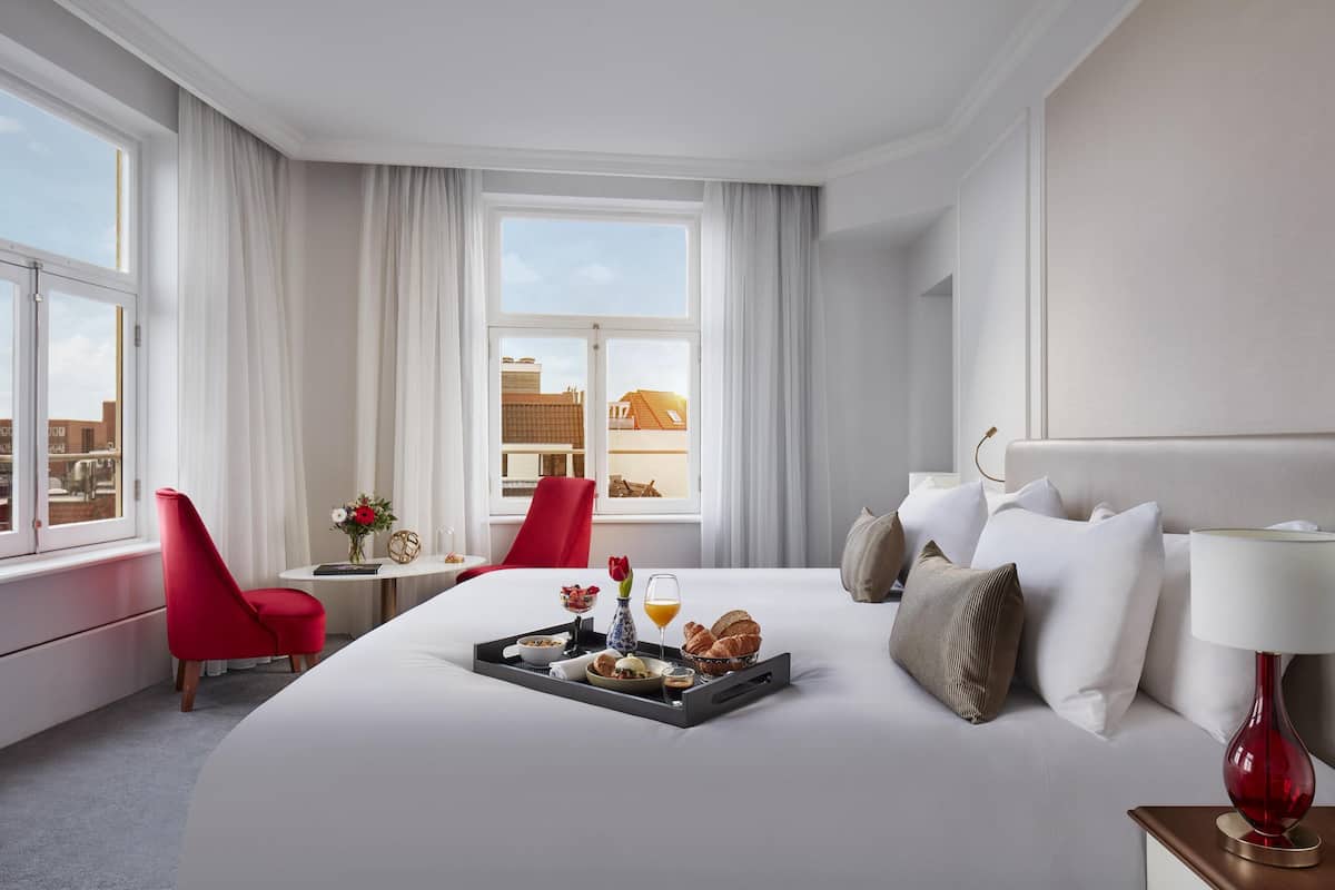 Premium bedding, pillow-top beds, minibar, in-room safe