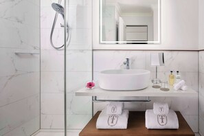 Shower, rainfall showerhead, eco-friendly toiletries, hair dryer - Tivoli Doelen Amsterdam Hotel (Amsterdam)