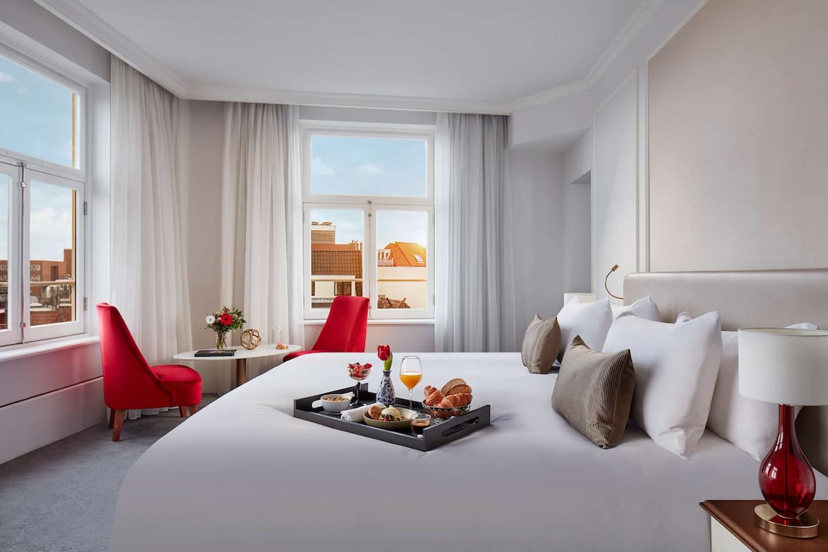 1 sovrum, sängtillbehör av högsta kvalitet, bäddmadrasser och minibar
