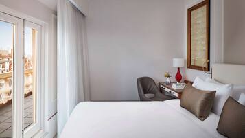 Habitación superior, balcón (Small) | Ropa de cama de alta calidad, colchones con acolchado adicional, minibar