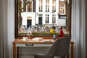 Suite Presidensial (Empress Suite) | Seprai premium, bantalan ekstra lembut, minibar, dan brankas