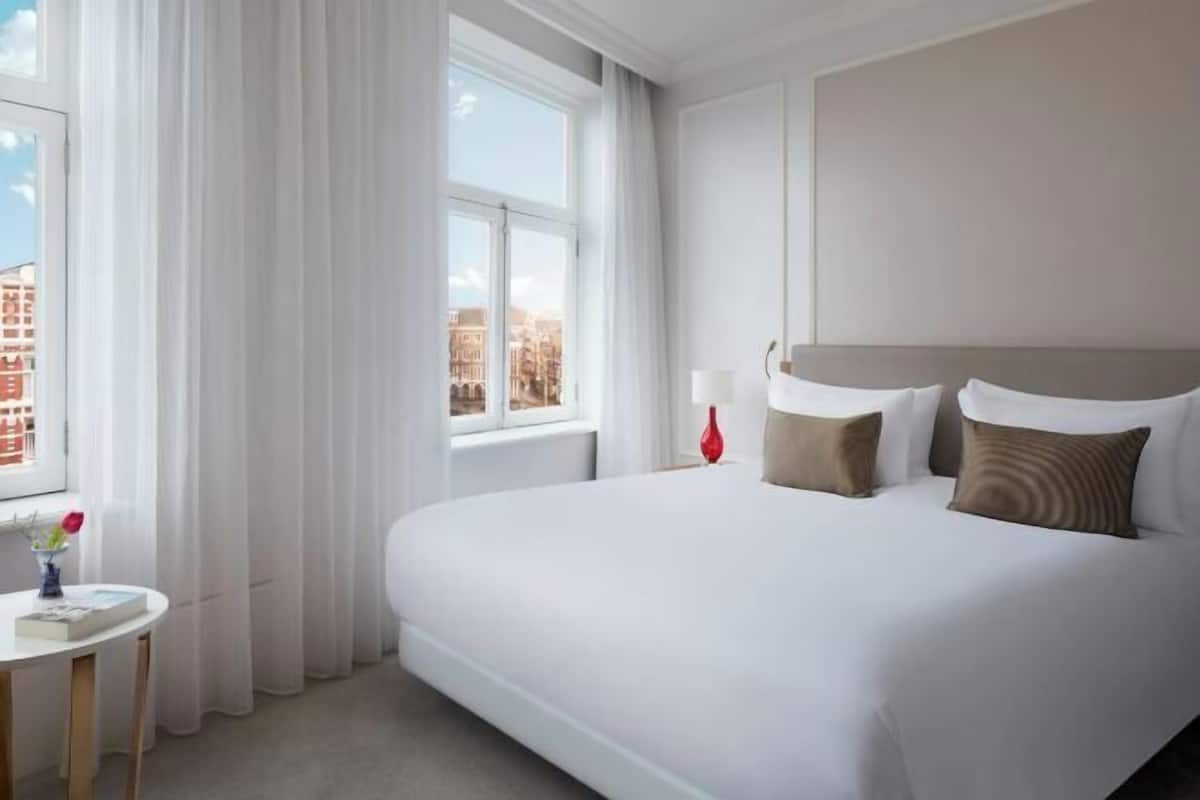 Premium bedding, pillow-top beds, minibar, in-room safe