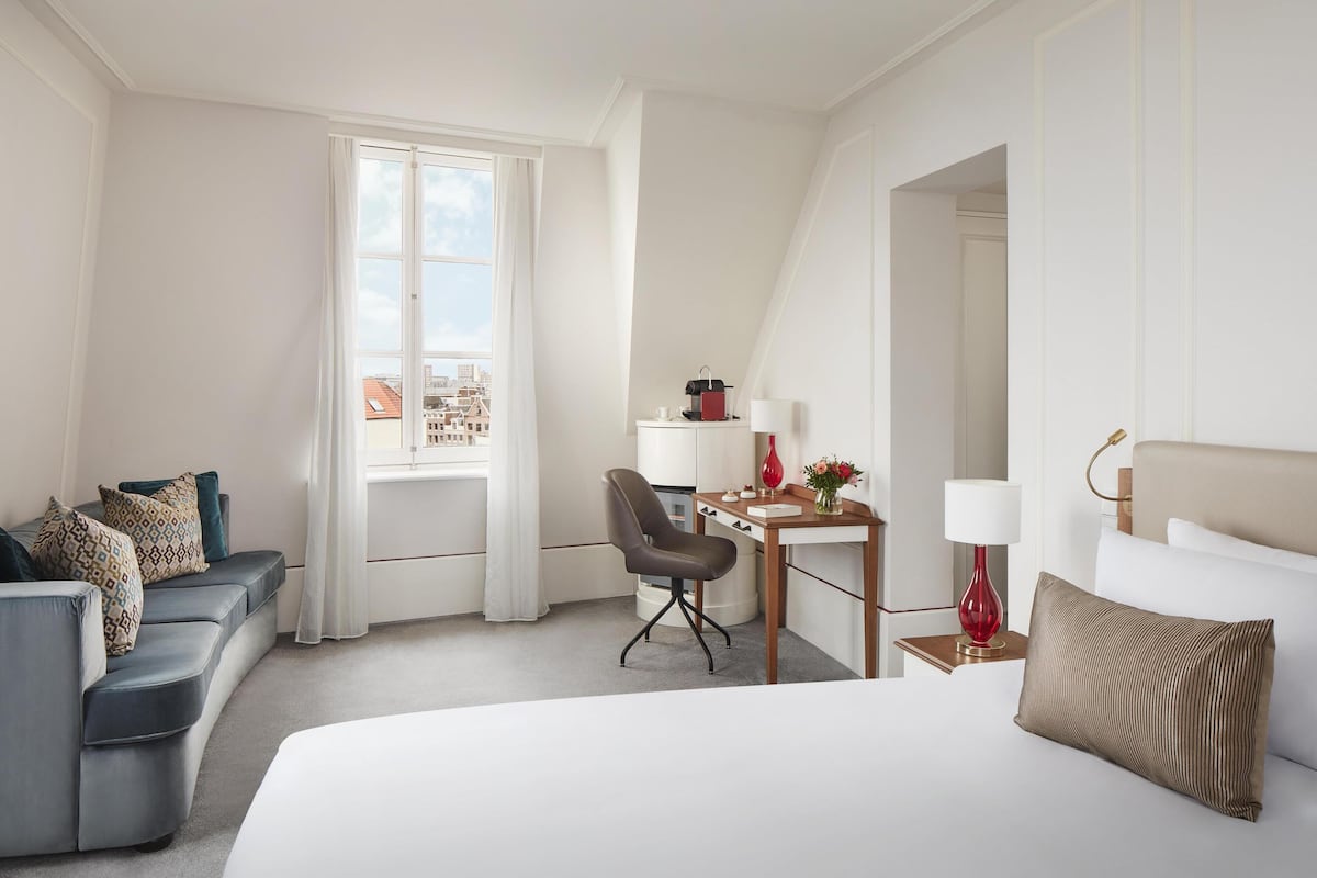 Suite junior, vistas al canal | Ropa de cama de alta calidad, colchones con acolchado adicional, minibar