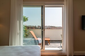 Junior Suite, 1 Queen Bed, Kitchenette (with Single Sofabed) | In-room safe, blackout drapes, soundproofing, iron/ironing board