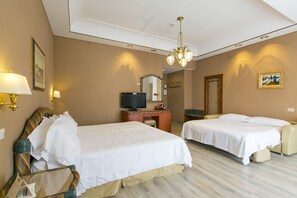 Habitación familiar, 1 cama de matrimonio grande | Caja fuerte, cortinas opacas, sistema de insonorización