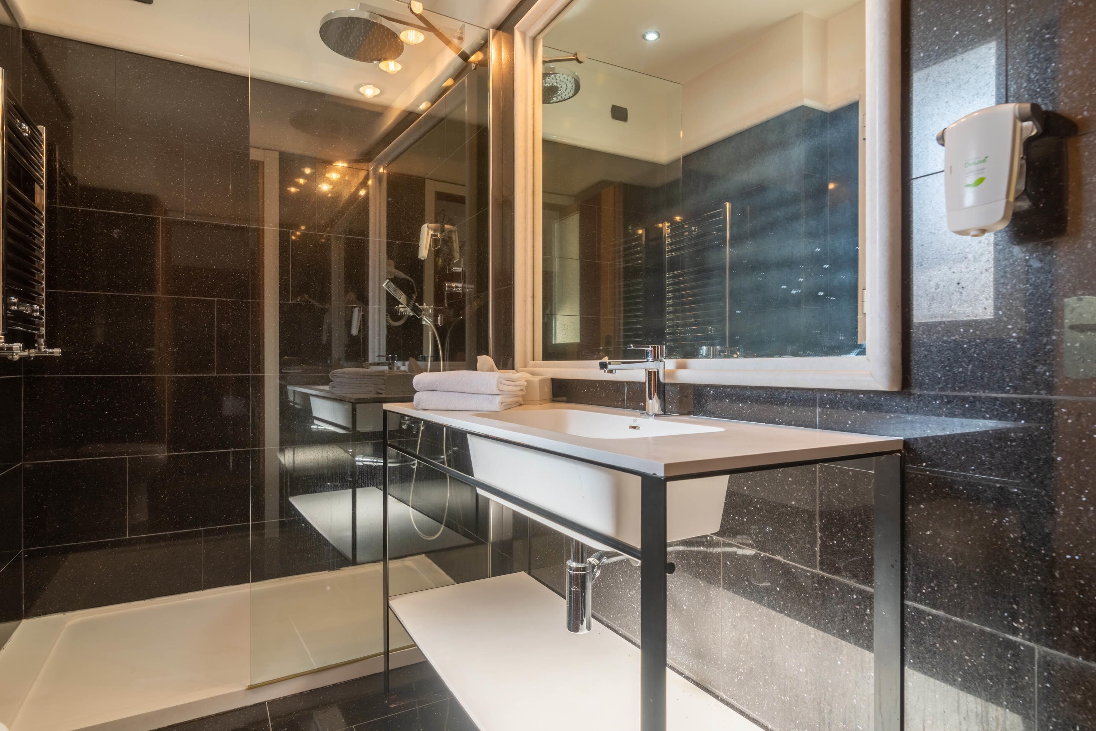 Rainfall showerhead, free toiletries, hair dryer, bidet