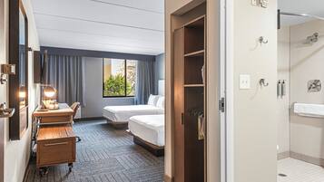 Camera, 2 letti queen (Mobility/Hearing Access, Roll-In Shwr) | Una cassaforte in camera, tende oscuranti, ferro/asse da stiro