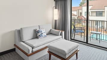 Rom, 1 kingsize-seng med sovesofa (Hearing Accessible) | Safe på rommet, blendingsgardiner og strykejern/-brett
