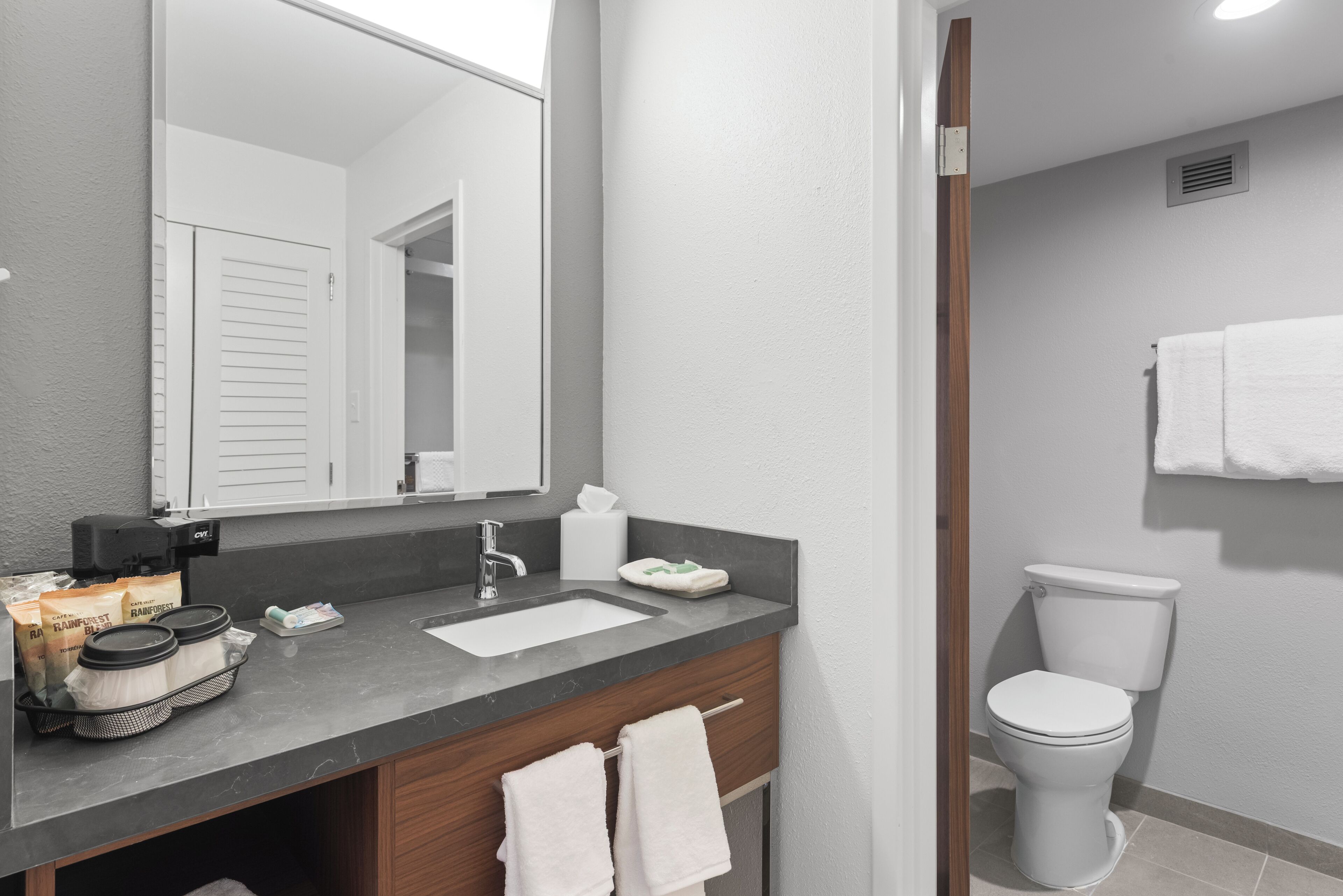 Combined shower/bathtub, free toiletries, hair dryer, towels