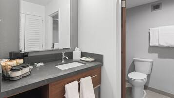 Combined shower/bathtub, free toiletries, hair dryer, towels