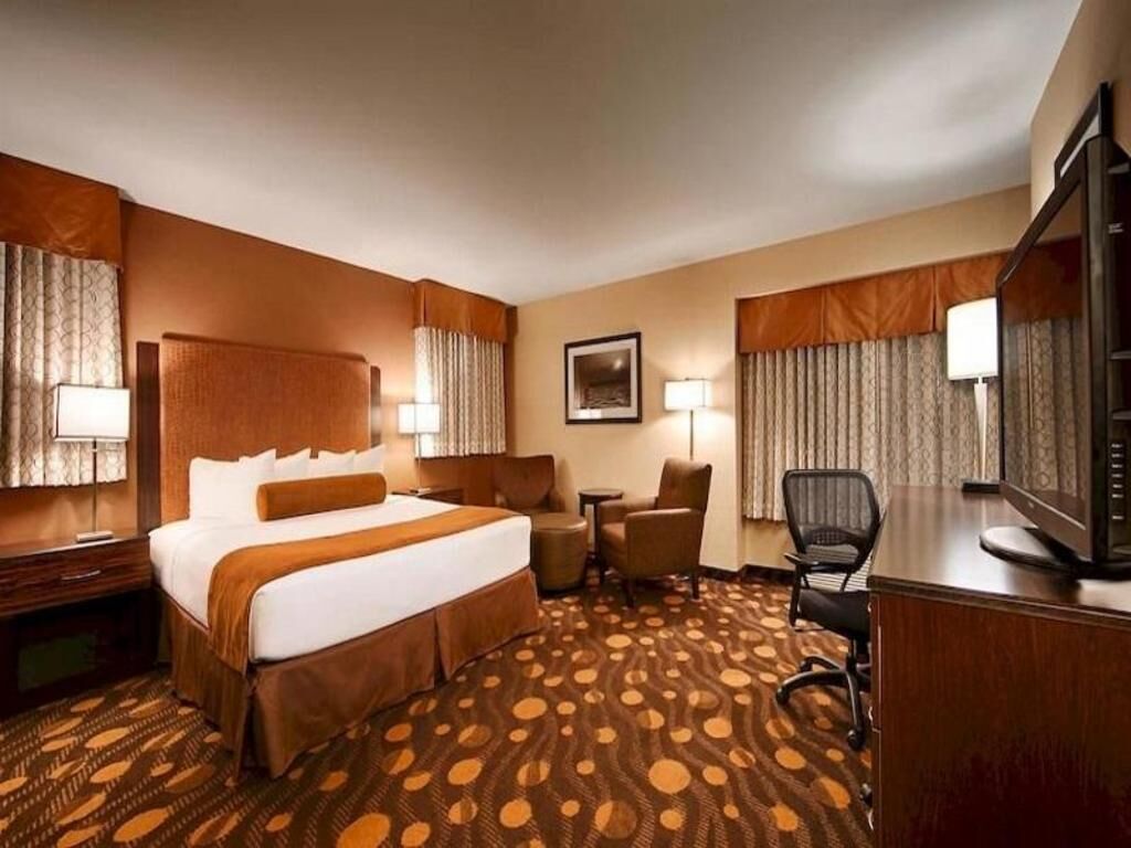 Desk, laptop workspace, iron/ironing board, free WiFi