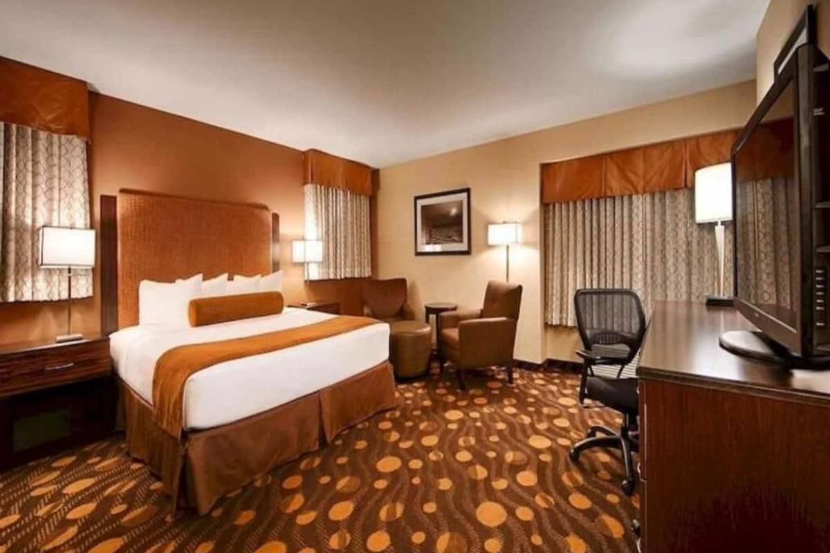 Desk, laptop workspace, iron/ironing board, free WiFi